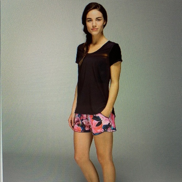 lululemon athletica Pants - Lululemon Free Reign Short, Secret garden, size 6